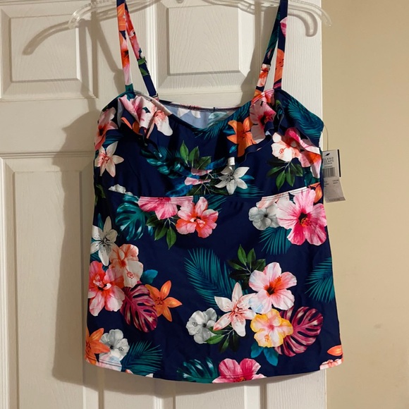 Island escape plus size tankini. - Picture 1 of 8